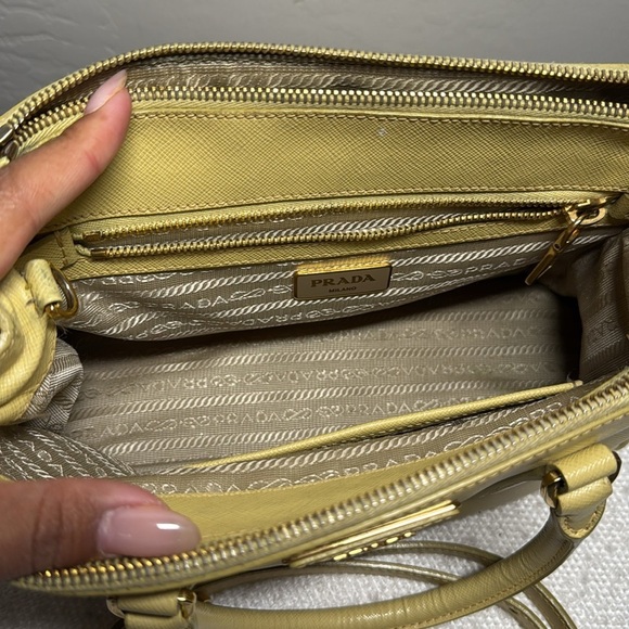 PRADA Saffiano Small Galleria Double Zip Tote Polline Color / Butter Yellow - Picture 5 of 16